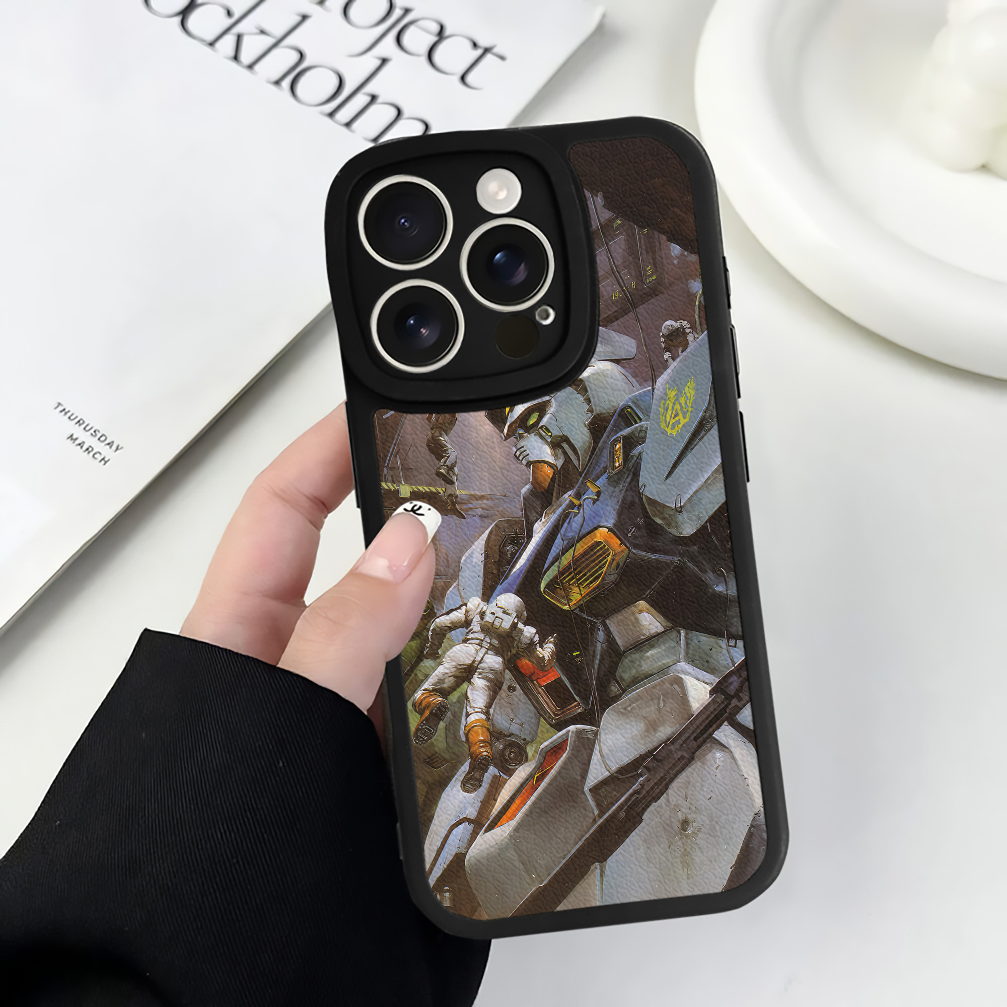 （画像用） 機動戦士ガンダム Mobile Suit Gundam 【iPhone 16シリーズ対応】シリコンスマホケース（レザー調） 材質：シリコン